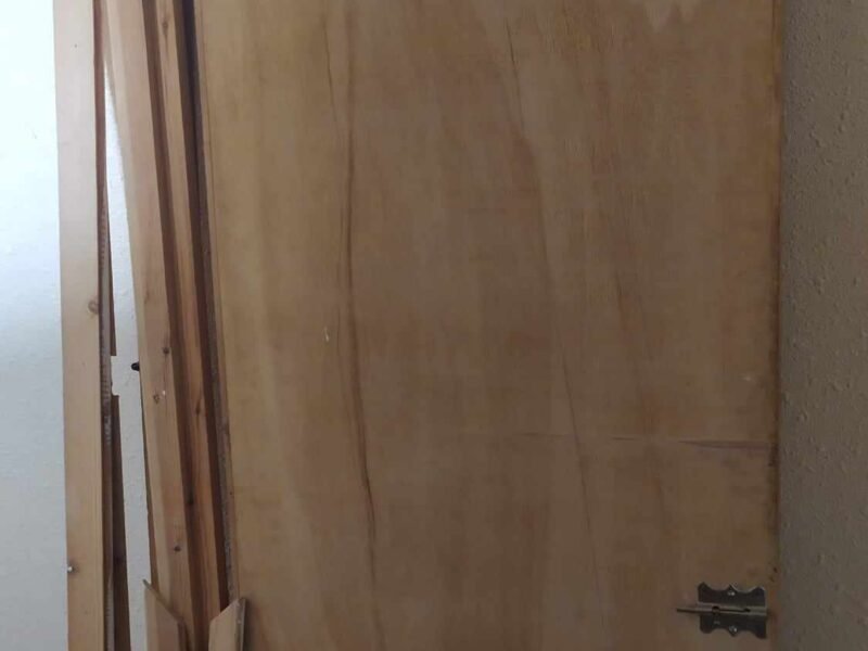 باب خشب جديد