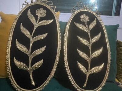 Deux tableaux en acier en bon état