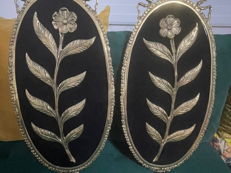 Deux tableaux en acier en bon état